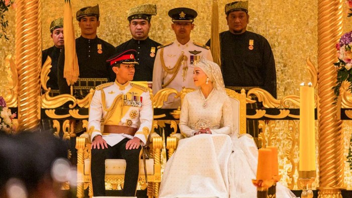 Resepsi pernikahan Pangeran Abdul Mateen dengan Anisha Rosnah digelar hari ini Minggu (14/1/2024). Acara puncak dari rangkaian prosesi pernikahan putra Sultan Brunei Darussalam Hassanal Bolkiah itu digelar di Balai Singgahsana Indera Buana, Istana Nurul Iman, Bandar Seri Begawan.