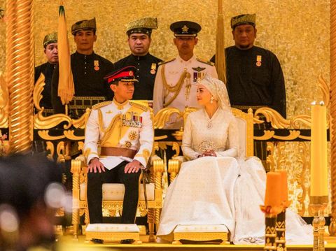 Resepsi pernikahan Pangeran Abdul Mateen dengan Anisha Rosnah digelar hari ini Minggu (14/1/2024). Acara puncak dari rangkaian prosesi pernikahan putra Sultan Brunei Darussalam Hassanal Bolkiah itu digelar di Balai Singgahsana Indera Buana, Istana Nurul Iman, Bandar Seri Begawan.