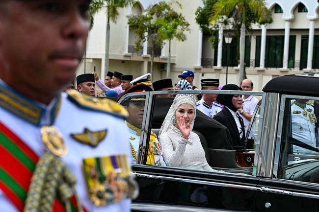 Royal Wedding Brunei Darussalam digelar selama 10 hari dalam dereta prosesi. Rangakaian dimulai sejak 7-10 Januari 2024. Akad nikah digelar pada 11 Januari, kemudian resepsi atau Majlis Istiadat Bersanding Pengantin Diraja dilangsungkan pada 14 Januari 2024. Foto: AFP/IQBAL DATO HJ SELAMAT