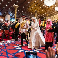 Pangeran Abdul Mateen terlihat gagah mengenakan busana resmi kerajaan. Beurpa jas dengan berbagai emblem, celana panjang sepatu pantofel serta topi. Foto: AFP/IQBAL DATO HJ SELAMAT