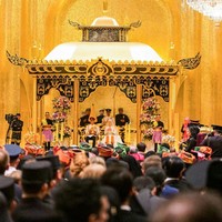 Pangeran Abdul Mateen dan Anisha Rosnah menjalani ritual pernikahan kerajaan resmi di Balai Singgahsana Indera Buana, Istana Nurul Iman, Bandar Seri Begawan. Foto: AFP/IQBAL DATO HJ SELAMAT