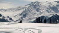 Meskipun tidak ada salju, seorang staf Resor Ski Gulmarg, hotel-hotel di sana mengalami tingkat hunian yang sangat tinggi dalam beberapa hari terakhir. Salju ini di bulan Februari 2023.