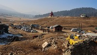 Pada musim seperti ini, lereng Gulmarg biasanya dipadati oleh para pemain seluncur salju dan pemain ski. Semuanya bermain salju segar di bulan Januari yang setiap tahun menyelimuti Himalaya.