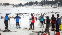 Dengan lereng yang kering, mereka yang mencari nafkah dengan melayani para penggemar ski dan papan seluncur salju yang datang setiap tahun, seperti Asif Ahmad Bhat, 23 tahun, kehilangan pekerjaan. Ini salju di tahun 2021.