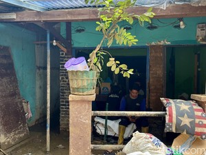 Pasrahnya Lulu Saat Banjir Braga Hancurkan Kios Seblak Miliknya