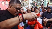 Adapun telur yang dibagikan Hasto sebanyak 1.500 butir. Telur itu akan diolah pindang oleh ibu-ibu Rusun Tanah Tinggi.