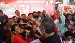 Sambangi Rusun Tanah Tinggi, Sekjen PDIP Bagi-bagi Telur dan Tanam Pohon