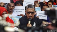 Hasto menolak blusukannya itu disamakan dengan program susu gratis dari paslon nomor urut 2 Prabowo Subianto dan Gibran Rakabuming Raka.   