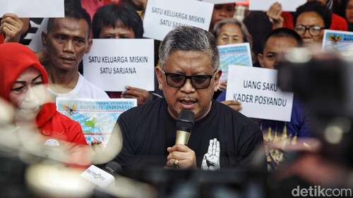 Sekjen PDIP Hasto Kristiyanto menyambangi Rusun Tanah Tinggi, Jakarta Pusat, Minggu (14/1/2024). Hasto membagi-bagikan telur dan tanam pohon di rusun tersebut.