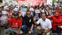 Hasto juga sempat foto bersama dengan warga yang tinggal di Rusun Tanah Tinggi.