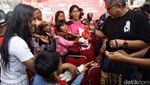 Sambangi Rusun Tanah Tinggi, Sekjen PDIP Bagi-bagi Telur dan Tanam Pohon