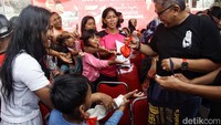 Hasto Kristiyanto blusukan bagi-bagi telur di Rusun Tanah Tinggi, Johar Baru, Jakarta Pusat.