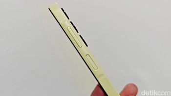 Samsung mengapilikasikan key island yang membuat area tombol di sisi kanan sedikit menonjol, Foto: Adi Fida Rahman/detikINET