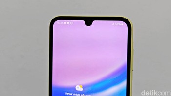 Bagian atas layar masih mengadopsi notch tetesan air yang menjadi rumah bagi kamera 13 MP. Foto: Adi Fida Rahman/detikINET