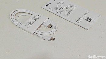 Samsung memberikan kabel data USB-C, panduan penggunaan dan garansi. Foto: Adi Fida Rahman/detikINET