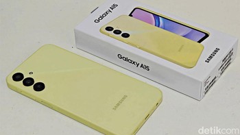 4. Galaxy A15. HP diluncurkan Jauari 2024 , menawarkan berbagai keunggulan yang menarik di segmen ponsel mid-range. Ponsel ini dilengkapi dengan prosesor Helio G99 yang memberikan performa yang signifikan lebih cepat dibandingkan pendahulunya, Galaxy A14. Layar Infinity U berukuran 6.5 inchi dengan resolusi FHD+ dan refresh rate 90Hz menghadirkan visual yang jernih dan responsif. Sistem kamera utama 50MP menjanjikan kualitas foto yang lebih baik, sementara kapasitas RAM 4GB memastikan multitasking yang lancar. Dengan antarmuka One UI 6 yang intuitif dan dukungan jangka panjang untuk pembaruan software, Galaxy A15 4G adalah pilihan yang kuat bagi pengguna yang mencari keseimbangan antara performa dan harga. Foto: Adi Fida Rahman/detikINET