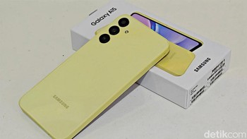 4. Samsung Galaxy A15 4G memiliki layar Super AMOLED 6,5 inci yang besar dengan resolusi FHD+ dan refresh rate 90Hz. Ditenagai oleh prosesor Helio G99, ponsel ini hadir dengan RAM 8GB dan penyimpanan internal 128GB. Fitur lainnya termasuk baterai 5000 mAh, kamera utama 50MP, dan kamera depan 13MP. Foto: Adi Fida Rahman/detikINET