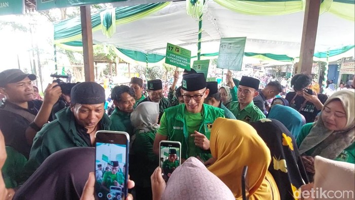 Ketua Dewan Pakar TPN Ganjar Mahfud, Sandiaga Uno Disambut Meriah Masyarakat di Boja, Kendal, Minggu (14/1/2024).