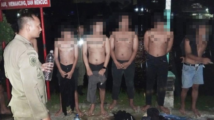 Satpol PP Surabaya menciduk remaja sedang pesta miras di Taman Jagir Wonokromo