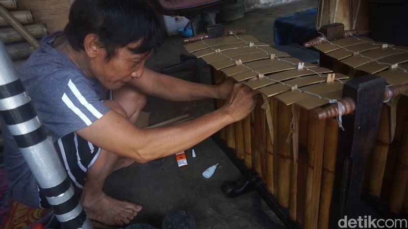 Sejumlah koleksi gamelan yang diproduksi Nyoman Suwitra di rumahnya di Beringkit, Badung, Minggu (14/1/2024). (Agus Eka detikBali)