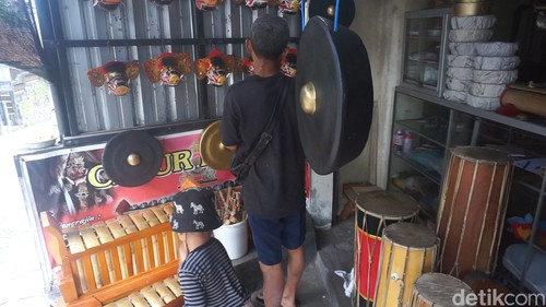 Sejumlah koleksi gamelan yang diproduksi Nyoman Suwitra di rumahnya di Beringkit, Badung, Minggu (14/1/2024). (Agus Eka detikBali)