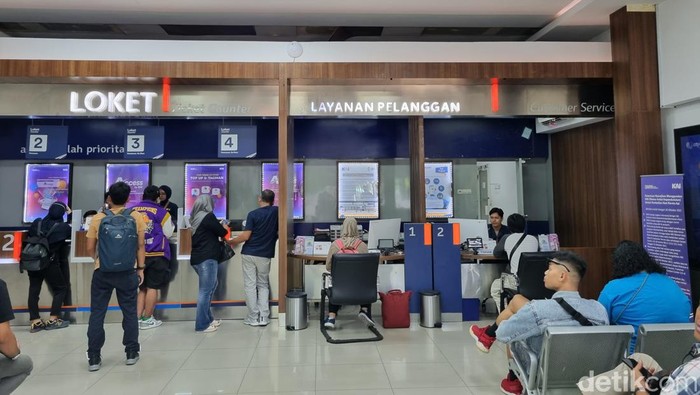 Sejumlah penumpang ramai-ramai batalkan tiket di Stasiun Gubeng Surabaya imbas anjloknya KA Pandalungan di Sidoarjo.