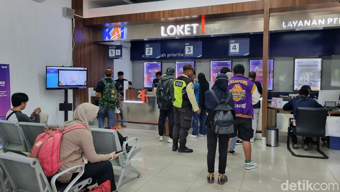 Sejumlah penumpang ramai-ramai batalkan tiket di Stasiun Gubeng Surabaya imbas anjloknya KA Pandalungan di Sidoarjo.