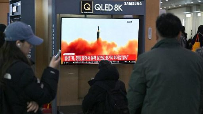 People watch a television screen showing a news broadcast with file footage of a North Korean missile test, at a railway station in Seoul on January 14, 2024. North Korea fired a ballistic missile on January 14b, Seouls military said, days after Pyongyang staged live-fire exercises near the tense maritime border with the South. (Photo by Jung Yeon-je / AFP)