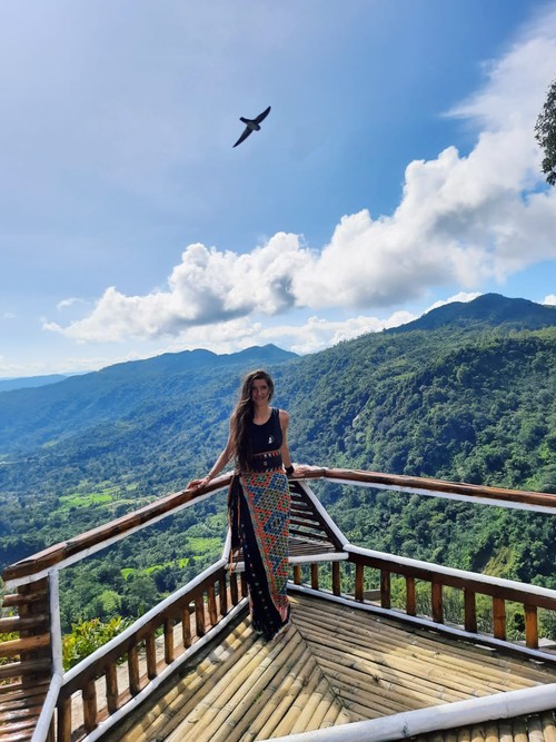 Seorang wisatawan mancanegara menikmati pemandangan alam di Bukit Porong, Kabupaten Manggarai Barat, NTT. (Dok.Pokdarwis Destinasi Wisata Bukit Porong)