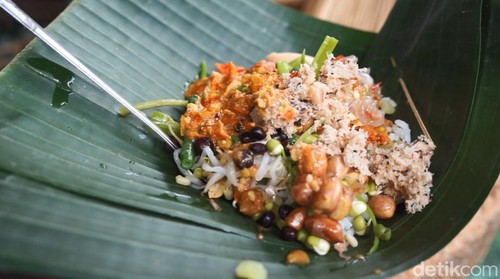 Serombotan khas Klungkung di area Pasar Seni Semarapura, Minggu (14/1/2024). (Putu Krista/detikBali)