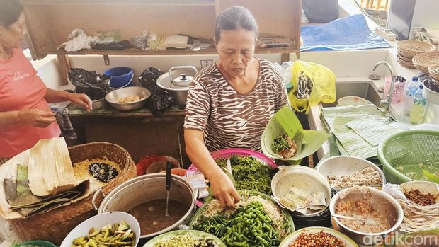 Serombotan khas Klungkung di area Pasar Seni Semarapura, Minggu (14/1/2024). (Putu Krista/detikBali)