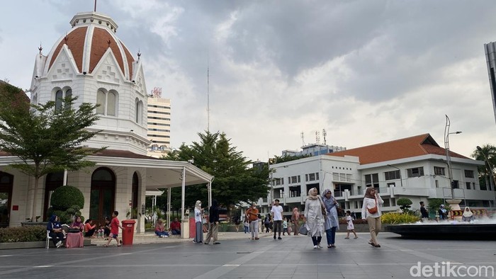 Suasana senja saat libur akhir pekan di Balai Pemuda Surabaya.