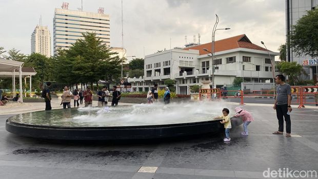 Suasana senja saat libur akhir pekan di Balai Pemuda Surabaya.