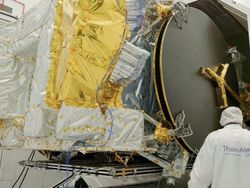 Mengintip Dapur Perakitan Satelit Merah Putih 2