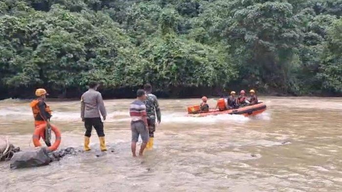 Tim SAR melakukan pencarian korban hanyut di Sungai Penetai, Kerinci
