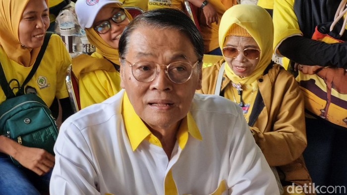 Ketua TKD Prabowo-Gibran DIY, Gandung Pardiman saat memberikan keterangan di Kota Jogja, Minggu (14/1/2024).