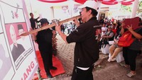 Wakil ketua Tim Pemenangan Nasional Ganjar-Mahfud, Mustar Bona Ventura terus menggalang suara dengan melakukan sosialisasi pencoblosan kepada masyarakat di Kantor DPD Dukung Aja Ganjar (DAG), Jl. Kampus Pramita, Binong, Kec. Curug, Kabupaten Tangerang, Banten, Minggu (14/1/2024). 