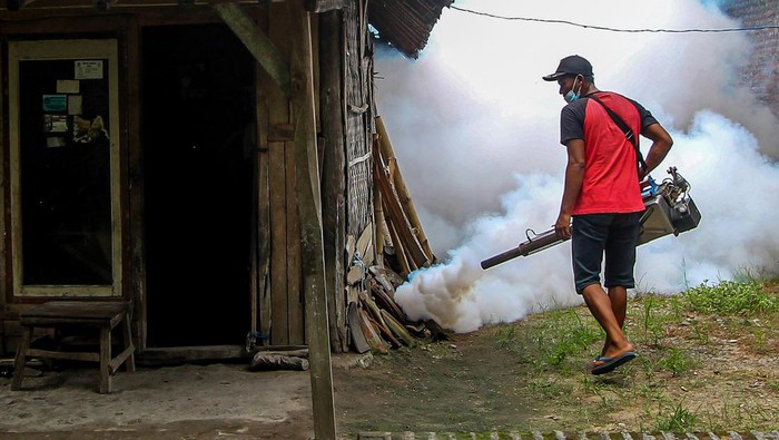 Warga melakukan fogging atau pengasapan di Perning, Jatikalen, Nganjuk, Jawa Timur, Minggu (14/1/2024). Pengasapan yang dilakukan oleh Karang Taruna setempat secara mandiri itu sebagai upaya pencegahan penyebaran wabah demam berdarah dengue DBD saat perubahan iklim yang berdasarkan data Kementerian Kesehatan (Kemenkes) sejak Januari hingga November 2023 tercatat ada 76.449 kasus DBD dengan 571 kasus kematian. ANTARA FOTO/Muhammad Mada/foc.