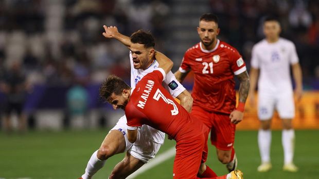 Soccer Football - AFC Asian Cup - Group B - Uzbekistan v Syria - Jassim bin Hamad Stadium, Al Rayyan, Qatar - January 13, 2024 Uzbekistan's Oston Urunov in action with Syria's Mouaiad Al Ajaan REUTERS/Molly Darlington