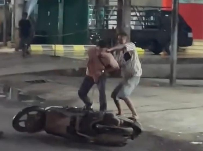 Video perkelahian dua pemuda di pinggir jalan Kota Jambi
