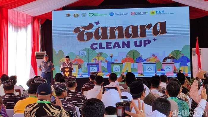 Wakil Presiden Maruf Amin bersama Kementerian Lingkungan Hidup dan Kehutanan (KLHK) serta TNI Angkatan Laut (AL) meresmikan gerakan Tanara Clean Up di Serang, Banten (Bahtiar/detikcom).