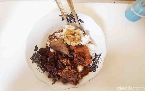 Warung nasi Hadijah, Bik Juk, di Jalan Salak, Kelurahan Kampung Kajanan, Kecamatan Buleleng, Kabupaten Buleleng Bali. (Made Wijaya Kusuma)