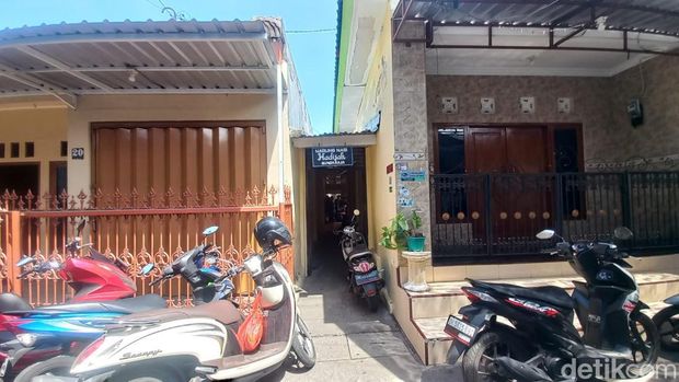 Warung nasi Hadijah, Bik Juk, di Jalan Salak, Kelurahan Kampung Kajanan, Kecamatan Buleleng, Kabupaten Buleleng Bali. (Made Wijaya Kusuma)