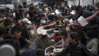 Dalam tiga bulan terakhir, jumlah itu terus menyusut dan memperburuk krisis kemanusiaan di Gaza. Hampir separuh penduduk wilayah tersebut menghadapi kelaparan. (AP Photo/Fatima Shbair)  