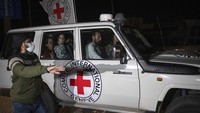 Hanya 6 ambulans yang masih bisa beroperasi di seluruh jalur Gaza. Kemenkes mengatakan kurangnya fasilitas dan infrastruktur yang tersedia membuat banyak pasien tak bisa mendapat perawatan layak. (AP Photo/Fatima Shbair)  