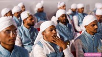 Acara ini digelar oleh sebuah lembaga amal bagi warga kurang mampu di Mumbai dan menggratiskan biaya pernikahan.  