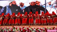 51 pasangan Muslim mengucapkan sumpah pernikahan mereka saat mengikuti nikah massal di Mumbai.  