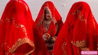 Wanita Muslim mengantri saat upacara pernikahan massal di Mumbai, India, Minggu (14/1/2024).  