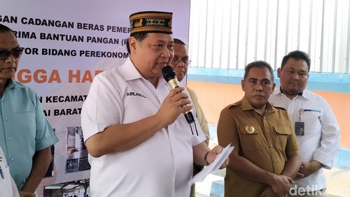 Bupati Manggarai Barat Edistasius Endi mendampingi Menko Perekonomian Airlangga Hartarto saat penyerahan bantuan beras kepada ratusan warga di Perum Bulog Labuan Bajo, Senin (15/1/2024) (Ambrosius Ardin)