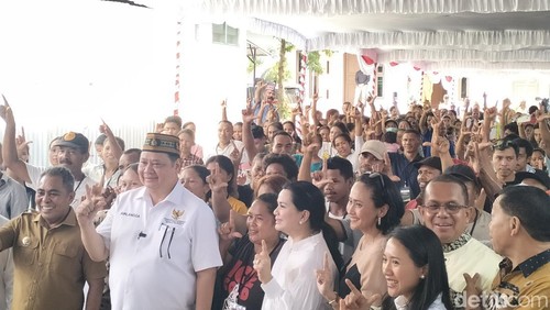 Menko Perekonomian Airlangga Hartarto bersama ratusan warga Labuan Bajo penerima bantuan pangan cadangan beras pemerintah di Perum Bulog Labuan Bajo, Senin (15/1/2024) (Ambrosius Ardin/detikBali)